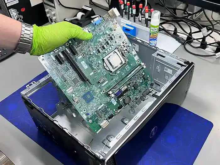 Technician in Miami dissembling the desktop computer and perform a diagnostic to find the possible cause of the problem.